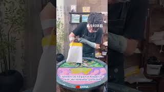 Craftsmen use lacquer techniques to paint the Hulunbuir grasslands