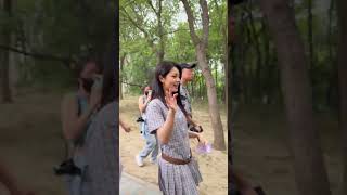 偶遇赵今麦，妹宝真人比荧幕上还要好看一万倍，脸巨小，人巨瘦，声音巨甜巨可爱，比荧幕的声音还要好听极了，听一声直接变成妈粉，麦麦经常大笑，非常开朗的小女孩一枚哈哈哈哈哈哈#赵今麦 #miumiu