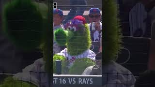 Giants mascot Lou Seal celebrates Mascot Hall of Fame induction 👏