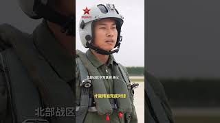 【又穩又准！第一視角看#殲10戰機 夜間空中加油】近日，北部戰區空軍航空兵某旅組織飛行員進行跨晝夜飛行訓練。夜幕中，多架殲10戰機組成戰術編隊，在空中連續完成制空戰鬥、對接加油等高難課目訓練。