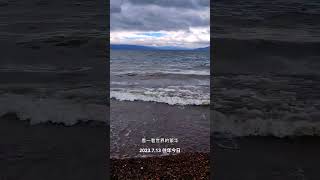 剑未佩妥，身已江湖。一步天涯，一剑霜寒。江湖不远，心在刃上。孤剑为笔，写尽平生。剑锋所指，即是归途。饮尽风尘，剑挑黄昏。天涯未远，出鞘即达。剑无归宿，人无故乡。一刃光，半生狂。提剑……版本过低，升级