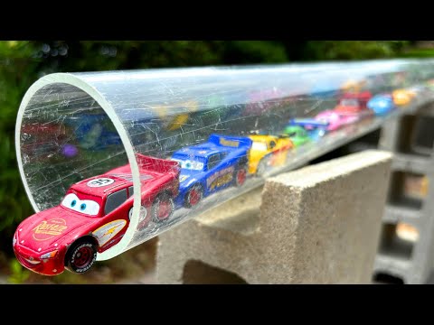 12 Disney Cars ☆ Cleanup Convoy & Splash Jumping Course