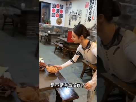小餐館裡的機器人在服務