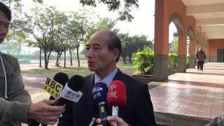 王金平持國旗籲維護國家尊嚴