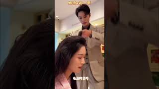【柯淳幫翟一瑩梳頭髮～溫柔到像偶像劇名場面】#柯淳 #翟一瑩 #短劇演員 #甜蜜互動 #偶像劇既視感 #氛圍感拉滿 #高甜名場面 #嗑糖現場
