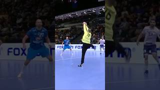 Cold save 🧊 Colder reaction 🥶 #håndbold #handball #elm