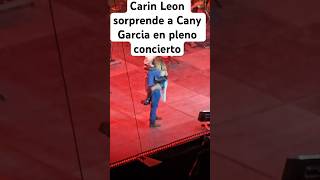 La reacción de Kany García cuando Carin Leon la sorprende en pleno concierto y se le monta a el