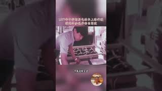 70年代，石油危机席卷全球，台湾街头，一辆电动邮车悄然上路。蒋经国亲自试驾，那一刻，他仿佛将未来握在掌心，节能、运输、工业，一 一写入他的十大建设蓝图中。 #老照片 #蒋经国