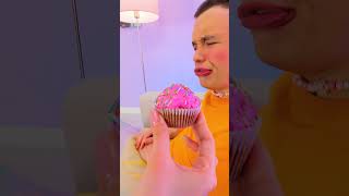 迷你杯子蛋糕變巨無霸！🧁🤩 蛋糕魔法！
