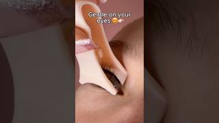 This magnetic lash hack changes everything.😍👀 *Watch now* #lashes #girlhacks #lashextensions