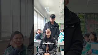 学生和老师玩“听声识人”，恰好遇到毕业生来找老师，马上喊出了名字。佛山发布