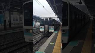 JR東日本長野支社の中央東線の岡谷駅に普通列車塩山行きが到着する