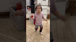 女兒小莫［育兒日常］妹妹吃飽了，做個運動跳一下也是很合理的。1y10m28d