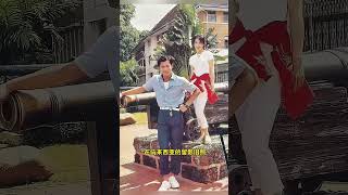这张照片拍摄于1996年，古天乐和关咏荷年轻时在马来西亚的留影旧照 #老照片 #历史人物 #历史 #怀旧