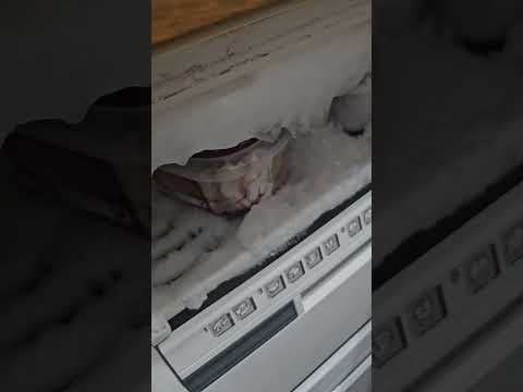 трохи льоду... #refrigerator #ice #shorts