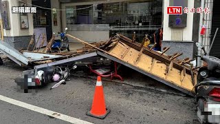 車主嚇傻！台中中醫診所招牌突脫落 砸中6輛機車（警方提供／翻攝畫面）