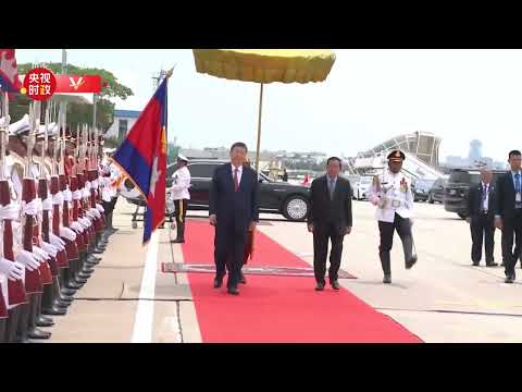4月18日上午，中国国家主席习近平在洪森陪同下检阅柬埔寨仪仗队。