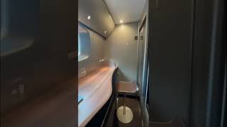 日商工作狂的新幹線專用間！搭車也全程開會！ #日本 #新幹線 #工作