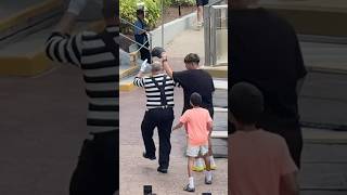 Respect the hat! 🧢 Tom the mime Seaworld #tomthemime #shorts  #seaworldmime