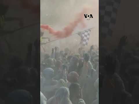 Revellers make floury mess in Greek carnival tradition | VOA Urdu