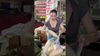 大爷是吃萝卜吃上瘾了吗？啥都不买，专挑萝卜买????#菜市场#劇情#生活#shorts