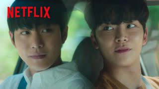 ドライブ中に見つめ合い、手を握るアン・ヒョソプとロウン | いつかの君に | Netflix Japan