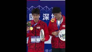 领奖台上，《孙杨》帮《潘展乐》贴好第一名的号码牌。｜中国　2025全国游泳冠军赛　传承　#swimming #champion #medalist #friendship #shorts #China