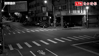 鬼門開！無人貨車深夜滑到路中央 嚇壞鄰居（民眾提供）