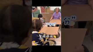 【手眼協調大考驗！誰能成功送球入洞？】看似簡單的送球遊戲，考驗眼力、手勁還有耐心～同學們一個比一個認真，笑聲不斷👏#長輩日常 #活力滿分 #樂齡活動 # #醫時代 #日照中心 #長照 #松山區