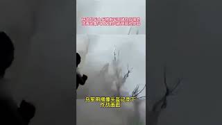 网上曝光了一段乌军佩戴摄像头盔与俄军近距离作战画面，两名乌军士兵被俄军围堵在战壕内顶着密集火力发射火箭筒贴脸作战.mp4