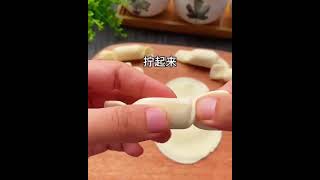用剩下的饺子皮给孩子做个不一样的小零食😍