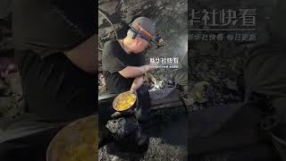 老鼠和人也能亲密相处，矿工分享工地“吉祥物”，网友：第一次见老鼠被投喂。😄 #shorts