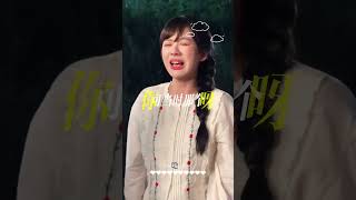 女主深陷角色，几秒入戏，哭到情绪崩溃，导演都不忍打断。可拍完那一刻，她一秒出戏，笑着说“太难绷了”——这段**“哭着哭着突然笑场”的反差感**，太让人心疼又好笑！