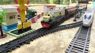 Merakit Kereta Api CC201 Vintage, Kereta Cepat Ngebut Melewati Stasiun Lalu Tabrakan - Mainan KAI