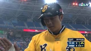 04/17 兄弟 vs Lamigo 一局上，彭政閔打出高飛犧牲打，帶有一分打點，因Lamigo守備失誤，形成滿壘
