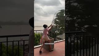 #新民味道田园生活节 #老铁笑一笑 全家动员保护大树 #無聊的時候 #shorts