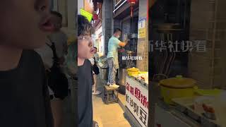 音樂系大學生即興呼麥，恰好與面館大叔手拍面節奏契合 ，大叔：我莫名其妙成伴奏了？
