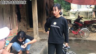 小伙在越南農村姑娘家玩，她很熱情就請我們吃柚子 ｜Lên Nhà Em Ngân Chơi