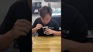 同事挑戰鬼椒麵加死神辣椒粉 真的不辣嗎！！！#死神辣椒 #鬼椒麵#不辣