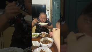 #上热门 失业并不可怕，怕的是自己失去了战斗的动力和勇气，怕的是家人的不理解与责备，挖勺排骨给老公，让他找回自信，自己的老公自己疼，相信他日后必有所成就，相信明天会更好!# 夫妻相处之道 # 失业#