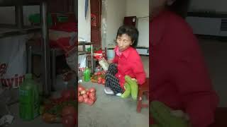 Girl with difficult life in wheelchair with disabled legs 家人們， 我和兒子兩人生活鄰居家送來這些菜感謝