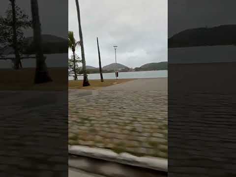 Andando por beira mar