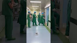 医生奇怪的动作，都倒着走 #hospital #doctor #医学微视