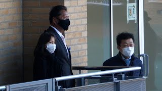 友道康夫調教師と雑談をする黒すぎる怪しい馬主がいると思ったら大魔神佐々木主浩氏だった