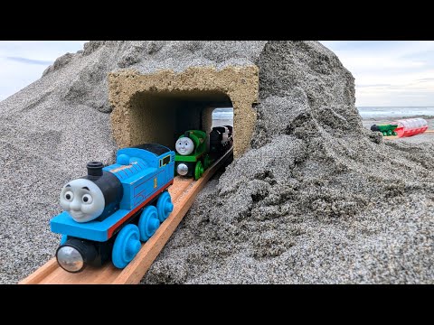 Wooden Thomas' Adventure ☆ Run energetically along the sandy BRIO course!