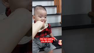Thử xem răng cháu có sắc ko thôi mà... #matketnoi #baby #cute #embeChuoi #10months