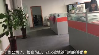 深圳打工族：实拍上班早高峰，能上得去算你赢，小妹手臂都挤出血