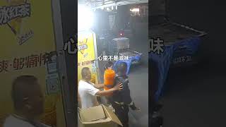 消防員進店買水和雪糕。付款時被老闆一把攔住。#shorts #暖心