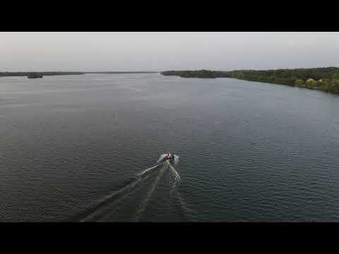 Катер идущий по Днепру. ActiveTrack test on DJI Mavic Air 2