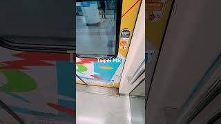 有人埋頭滑手機、也有人只是靜靜看著窗倒退的城市。看似平凡，卻組成了屬於台北日常節奏。#MetroLife #台北捷運 #通勤日常 #TaipeiVibes #城市片刻 #捷運日記 #台北車站 #都市
